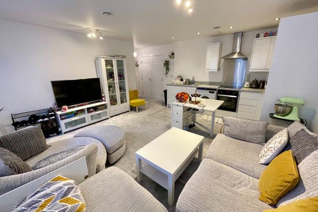 Flat 52, The Elms, Luton photo 2