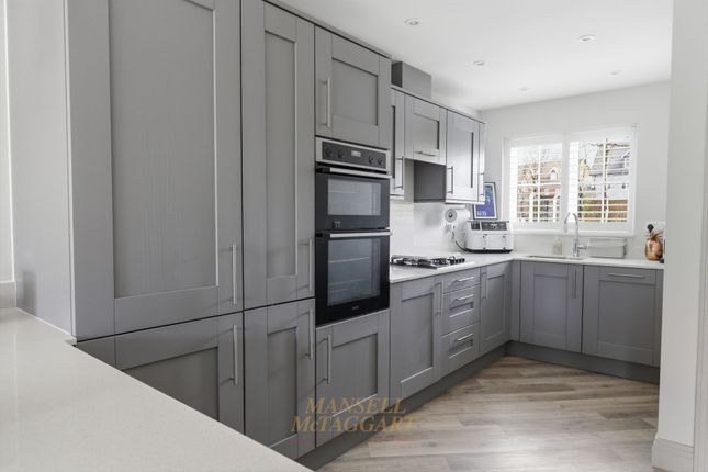 16 Felsmere Drive, East Grinstead photo 3