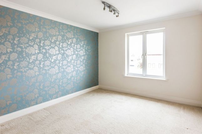 Flat 14, Cranbourne Court, Walton-On-Thames photo 2