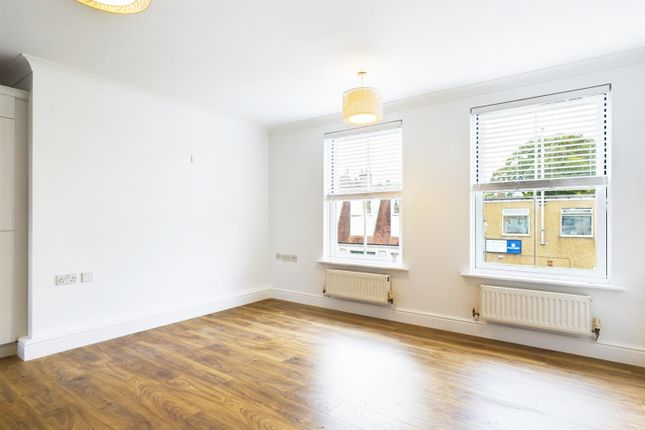 Flat 11 The New Inn Court, 54,, Matham Road, Hampton Court photo 2
