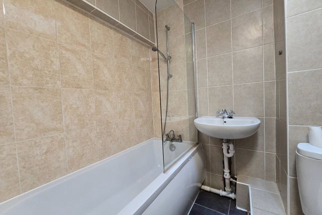 96, Gilders Road, Chessington photo 5