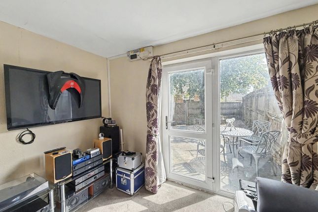 5, Regency Close, Northamptonshire photo 4