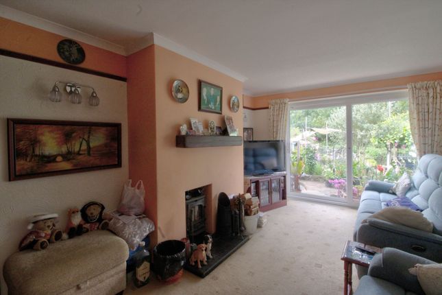 64 Hookfield, Harlow photo 3