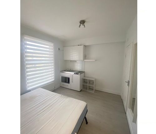 Studio to rent in Askew Crescent, Shepherds Bush