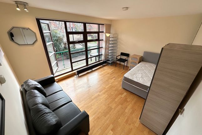 Room to rent in Elephant Lane, London