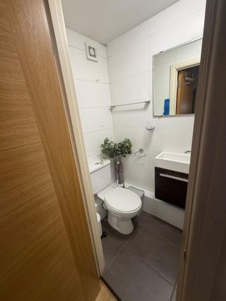 Flat 5 A, 6, Foster Street, London photo 4