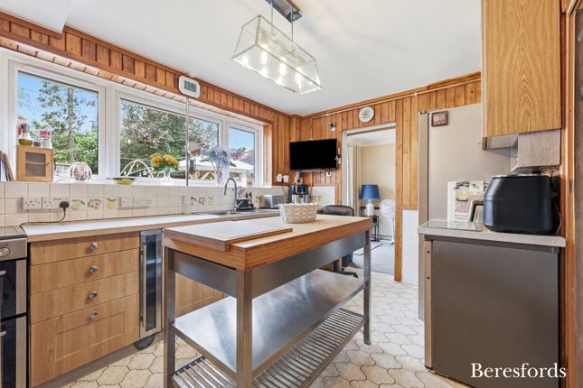 26, Coombe Rise, Brentwood photo 3