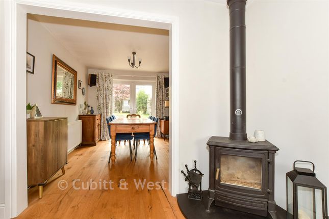 6, Rothermead, Petworth photo 4