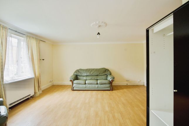Flat 52/Willow Court, Spring Close, Dagenham photo 4