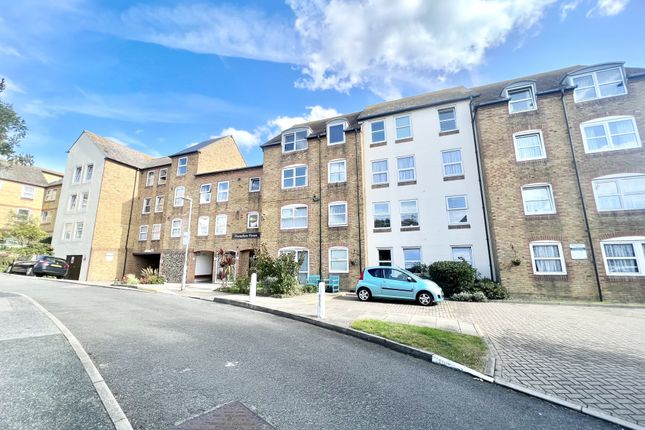 Flat to rent in Cobbs Place, Margate