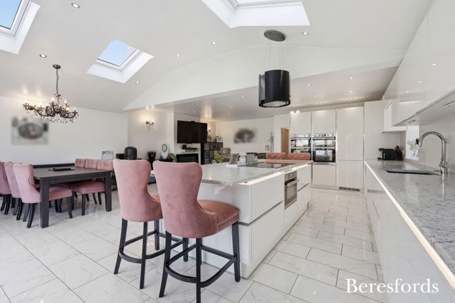 61, Newbury Gardens, Upminster photo 2