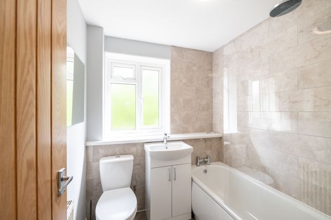 33, Hector Close, Waterlooville photo 4