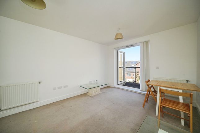 12, Fairlands Court, Hounslow photo 2