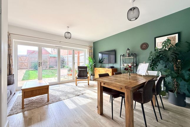 105 Raven Way, Swindon photo 3
