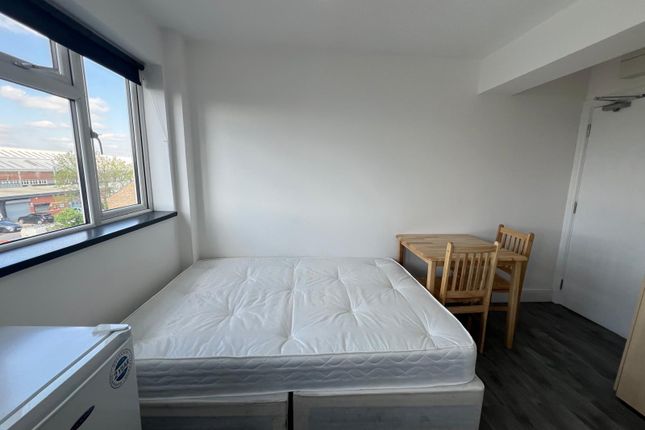 Self Contained Studio Flat Close To Ilford Station- 900 Pcm -dss Accepted