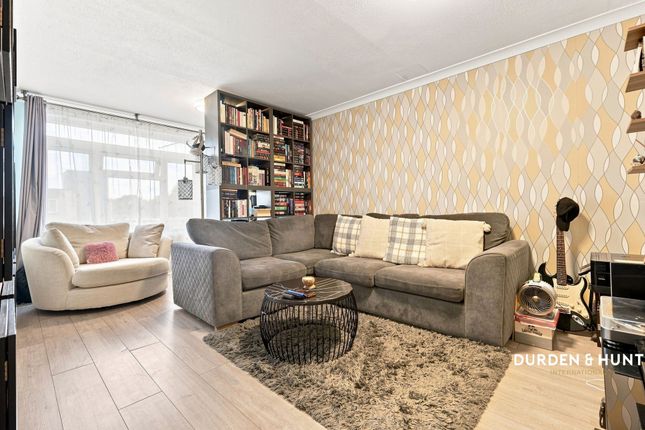 103 Highwood Lane, Loughton photo 2