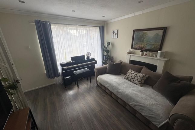 73 Pembroke Avenue, Leicester photo 4