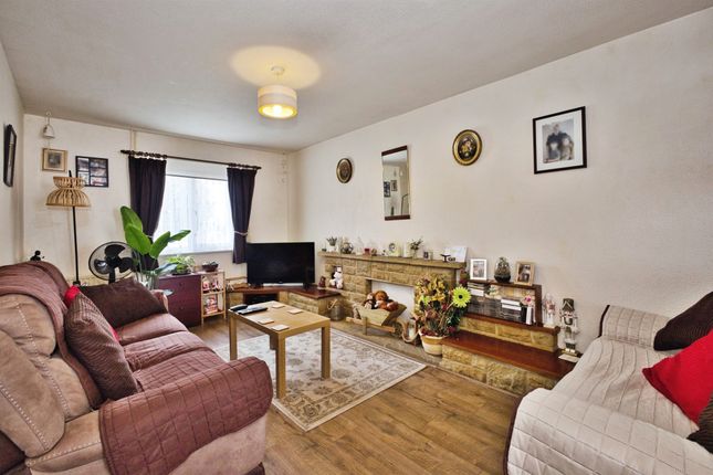 54, Larkspur Crescent, Yeovil photo 3