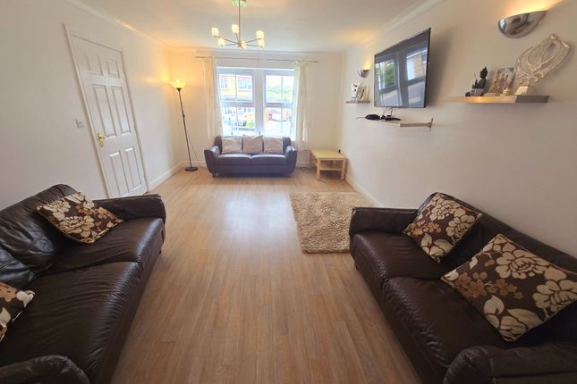 6 Burghley Walk, Shipley photo 2