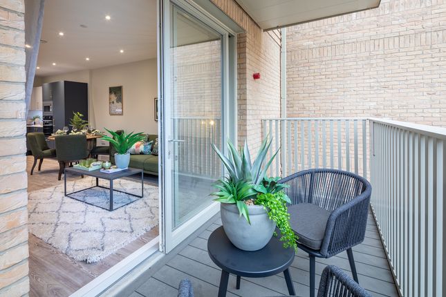 25.05.22 Cside F17 Blk 4 2 Bed Apt-22-Hdr
