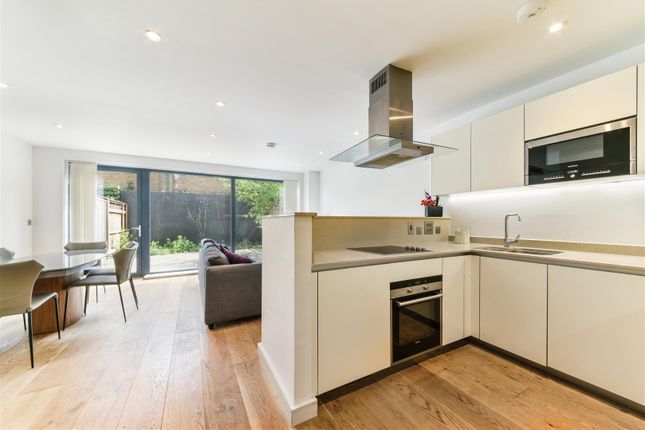 Thumbnail Maisonette to rent in Hawthorne Crescent, Greenwich, London