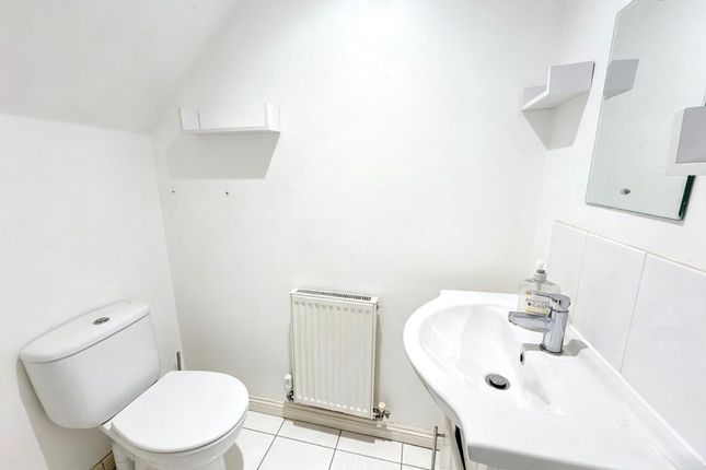45 Nightingale Crescent, Romford photo 3