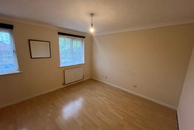 17, Stocker Gardens, Dagenham photo 3