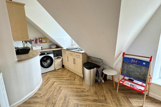 2nd Floor Flat, 12a, Cliff Road, Cornwall photo 4