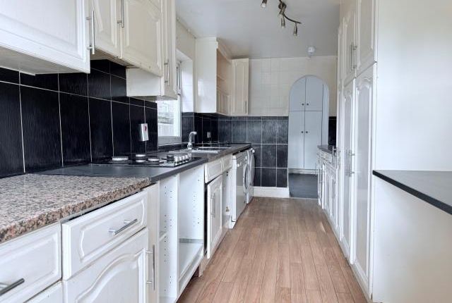 Room 3, 86, Elgar Avenue, Surbiton photo 2