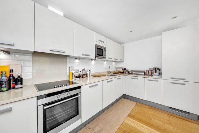 Flat to rent in Dovecote House, Canada Water, London