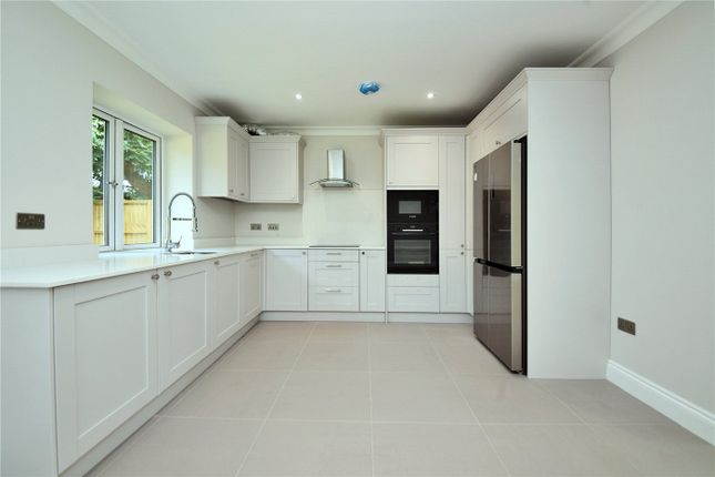 2, Holly Oak Close, Sutton photo 4
