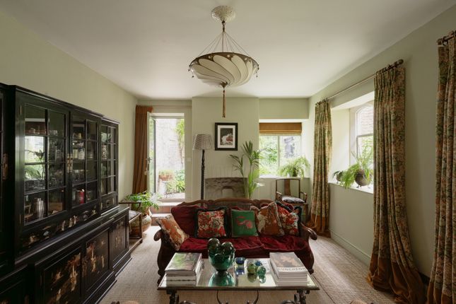295467 - 10 Barn Hill, Stamford-1.Jpg