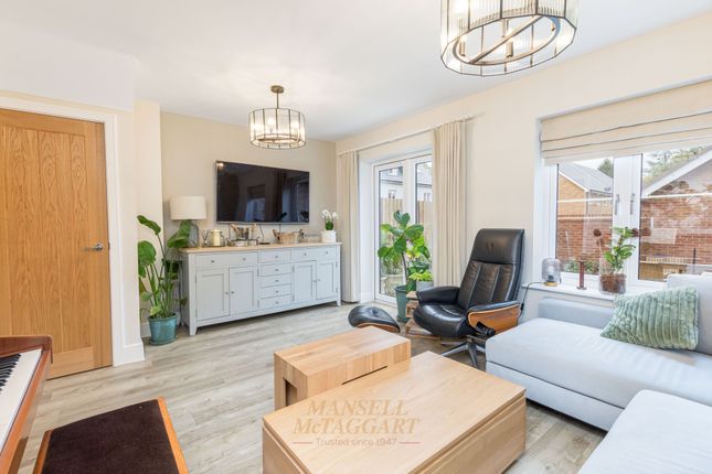8 Sinden Heath, East Grinstead photo 4