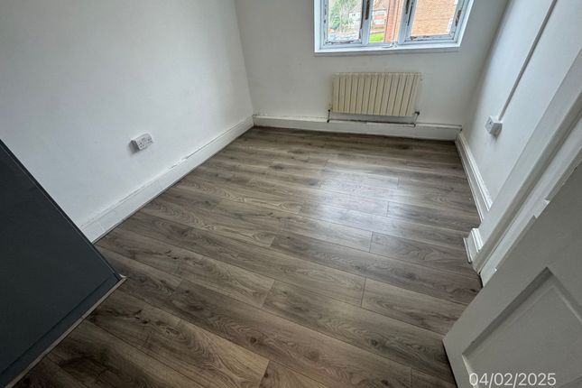 4a, Fullwell Avenue, Ilford photo 2