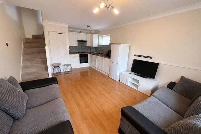 4 Loxley Court Morris Road, Romford photo 3