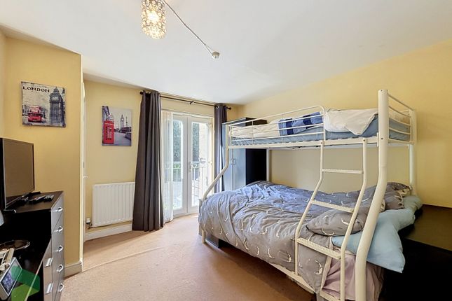32, Weavers Mews, Darwen photo 3