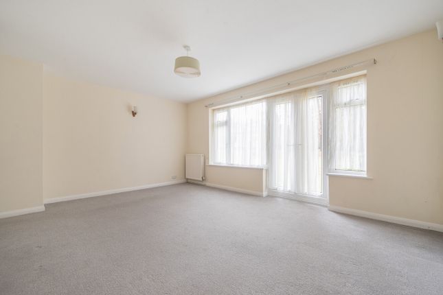 21, Beacon Hill Court, Surrey photo 2