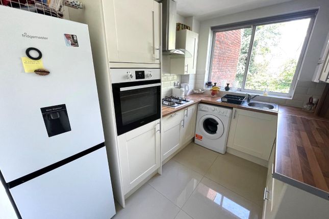 Flat to rent in Stonegrove, Edgware