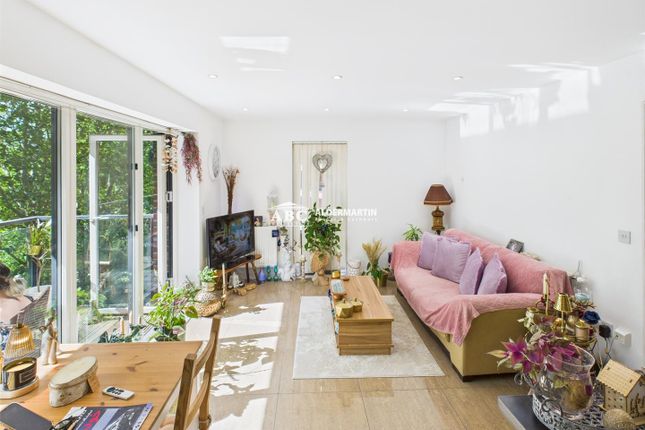 Flat 16, 5, Goshawk Court, Shearwater Drive, London photo 2