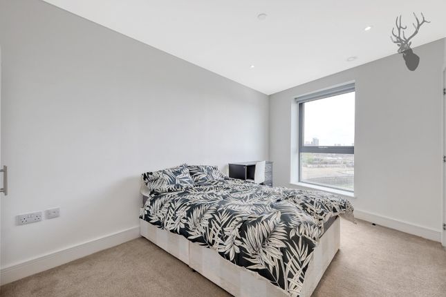 Flat to rent in Leven Road, London