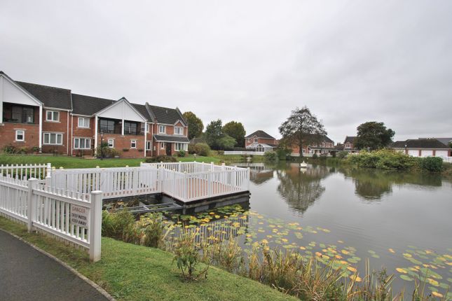 30, Cleeve Lake Court, Cheltenham photo 2