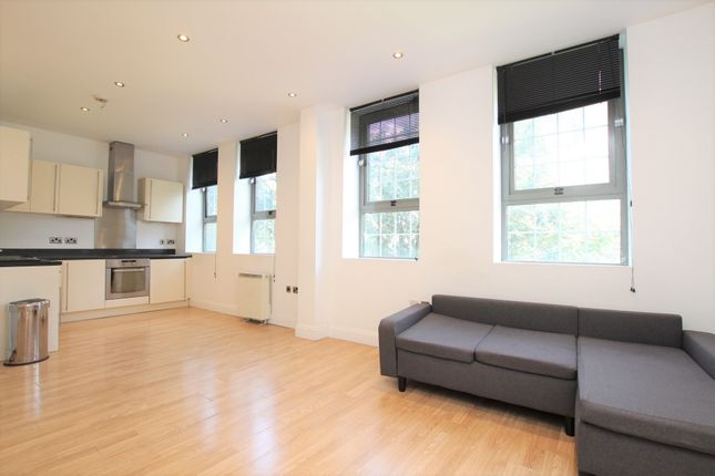 Flat to rent in Gallery Apartments, Commercial Road, Whitechapel, London