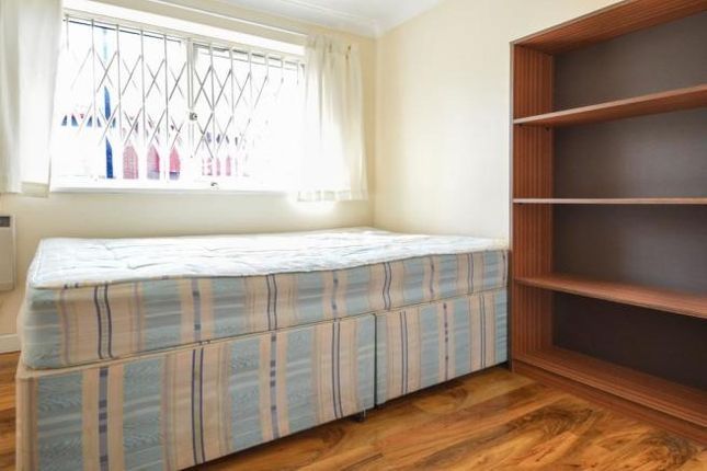 Flat for sale in Chaucer Drive, Bermondsey