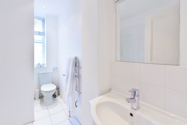 Flat to rent in Hill Street, London
