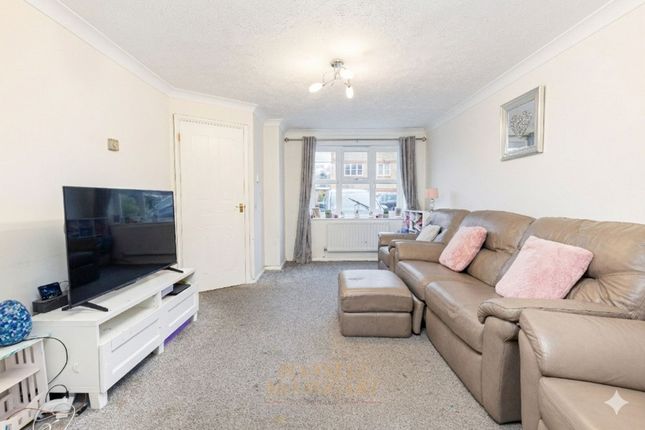 60 Lyon Close, Crawley photo 3