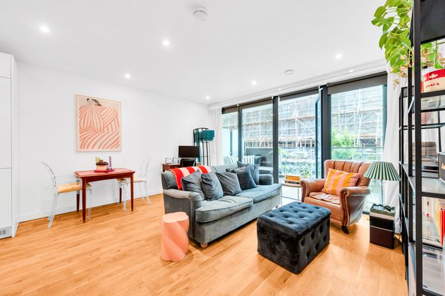 Thumbnail Flat for sale in Hawthorne Crescent, Greenwich, London