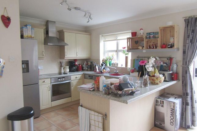 22, Thatcham Road, Tewkesbury photo 3