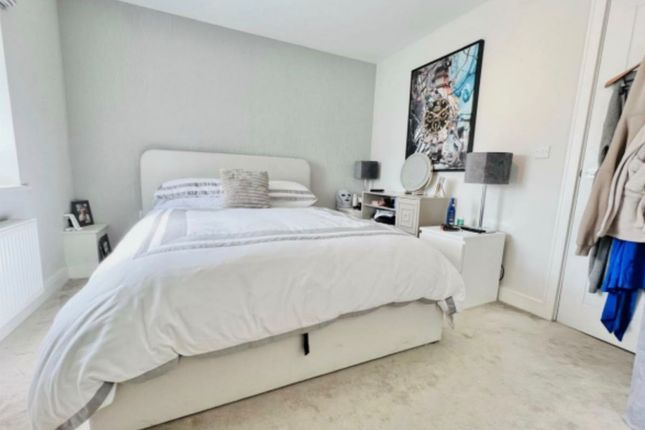 2 Auriol Drive, Uxbridge photo 4