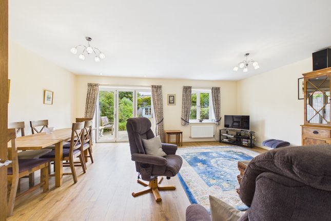 9 Oakwood Place, High Wycombe photo 3