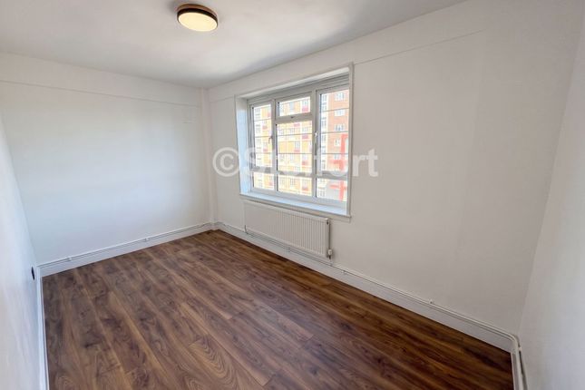29 Marie Lloyd House, Murray Grove, London photo 3